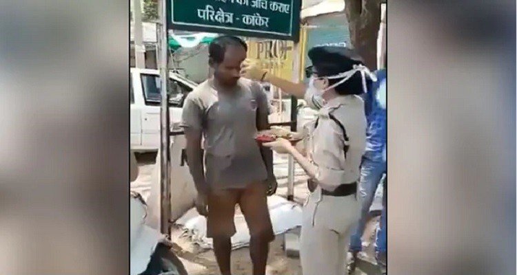 female constable took down the aarti with a plate because of man did not put on the mask